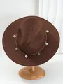 Detailweergave van bruine Panama-strohoed met schelp- en zeesterkettingaccessoires - M (56-58cm) / Donker Koffie