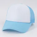 Dettaglio di un cappello trucker in rete blu e bianco traspirante per motivi DIY personalizzati - M(56-58cm) / Contrasto Celeste (WH1)