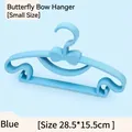Blauer Schleifen-Babykleiderbügel, kleiner rutschfester Kunststoff-Wäschebügel. - Schleife-Stil / Blau