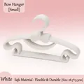 Kleiner weißer Kinderkleiderbügel mit Schleife, flexibel und langlebig, 28,5x15,5 cm - Schleife-Stil / Weiß