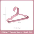 Percha antideslizante infantil rosa nórdico, ancho 29 cm, de plástico resistente. - Rosa Nórdico 29cm Niños Recubierto