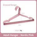 Percha antideslizante engrosada para adultos en rosa nórdico con diseño de ranuras - Nordic powder 40cm groove without hook