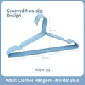 Percha antideslizante azul nórdico para adultos con ranuras, mide 40 cm x 21 cm - Nordic blue 40cm groove without hook