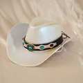 Vista dettagliata di un cappello da cowboy bianco iridescente con pietre turchesi - M (56-58cm) / Stile Pietra Smeraldo