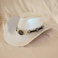 Dettaglio di cappello da cowboy bianco olografico con fascia decorativa con borchie a stella - M (56-58cm) / Stile a Rombi
