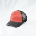 Detailansicht eines atmungsaktiven Trucker-Huts mit gewaschener orangefarbener Front. - Rot