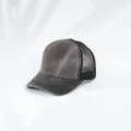 Nahaufnahme der grauen Trucker-Cap aus gewaschenem Denim mit schwarzem Netzrücken - Dunkelbraun