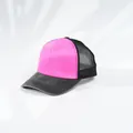 Nahaufnahme einer pink-dunkelgrauen Trucker-Mütze mit atmungsaktivem Netz für den Sonnenschutz - Rosa