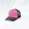 Detailansicht eines stylischen rosa-schwarzen Mesh-Trucker-Huts mit Denim-Krempe. - Fuchsia