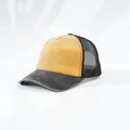 Vista lateral detallada de una gorra trucker profesional de mezclilla lavada en amarillo y gris - Amarillo Limón