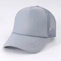 Gedetailleerd overzicht van een lichtgrijze ademende foam truckerpet met mesh - M (56-58cm) / Grijs