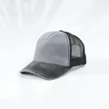 Detalle de gorra trucker de mezclilla lavada gris con paneles de malla negra transpirable. - Gris