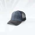 Detaillierte Makroansicht einer blau gewaschenen Denim-Truckerkappe mit schwarzem Netzrücken - Marineblau