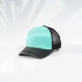 Detailansicht einer zweifarbigen Mesh-Trucker-Cap in Minzgrün und Anthrazit-Denim - Himmelblau