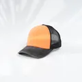 Detalle de la gorra trucker transpirable naranja y negra con visera de mezclilla - Naranja