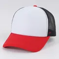 Primo piano di un cappello trucker bianco e rosso con rete nera per stampa personalizzata - M(56-58cm) / Contrasto Rosso Tricolore (WH1)