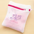 Japanischer Wäschebeutel aus feinem Netz mit Socken-Stickerei und rotem Reißverschluss - Sock Laundry Bag