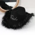 Dettaglio di un cappello da cowboy nero con scritta Bride in strass e bordo in piume per feste. - M(56-58cm) / Nero
