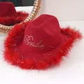Primo piano del cappello da cowboy rosso con piume e scritta Bride in strass - M(56-58cm) / Rosso