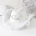 Vista dettagliata del cappello da cowboy bianco con piume e scritta Bride in strass luccicanti - M(56-58cm) / Bianco