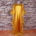 Gelbes afrikanisches Kaftankleid mit luxuriösem Federbesatz und Fledermausärmeln im Detail - Einheitsgröße / Kleider / Sonnenblumengelb