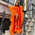 Detailansicht des orangefarbenen afrikanischen Kaftan-Kleides mit Federn und Schlitz - Einheitsgröße / Kleider / Orangerot