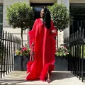 Elegantes rotes Maxikleid mit Fledermausärmeln und luxuriösem Federbesatz im Freien - Einheitsgröße / Kleider / Rot