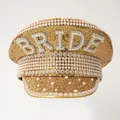 Detailansicht eines goldfarbenen Braut-Kapitänshuts mit Perlen-BRIDE-Verzierung - Verstellbar / Gold BRIDE Perle Marinehut