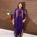 Elegantes zweiteiliges lila afrikanisches Kleid mit goldenen Federmustern und Pailletten - Oberteil Und Unterteil / Violettblau