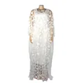 Vue détaillée d'une robe maxi africaine blanche avec broderie florale 3D et jupon - Taille unique / Haut et Bas / Blanc