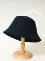 Detaillierte Seitenansicht eines blauen Fischerhuts auf einem Holzständer für Herren und Damen. - M (56-58cm) / Marineblau