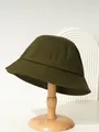 Detailansicht eines olivgrünen Fischerhuts mit kurzer Krempe auf einem Hutständer - M (56-58cm) / Dunkelgrün