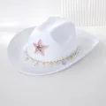 Detailansicht eines weißen Cowboyhuts mit schimmerndem Paillettenstern und Fransen - M (56-58cm) / Weiß