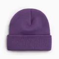 Gros plan d'un bonnet en tricot violet uni montrant la texture côtelée et le revers - Style Tricoté à Bord Replié / Violet