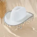 Detailansicht eines weißen Y2K-Cowboyhuts mit silbernen Sternquasten und eleganten Perlen - M (56-58cm) / Weiß