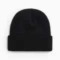 Gros plan détaillé d'un bonnet en maille noir uni montrant la texture fine des côtes. - Style Tricoté à Bord Replié / Noir