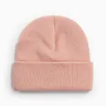 Vue macro d'un bonnet en maille rose doux avec une texture tricotée de qualité - Style Tricoté à Bord Replié / Rose Clair