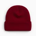 Gros plan détaillé d'un bonnet en maille bordeaux avec texture côtelée et revers - Style Tricoté à Bord Replié / Rouge Foncé