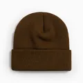 Gros plan détaillé montrant la texture douce d'un bonnet en tricot marron uni et chaud - Style Tricoté à Bord Replié / Café