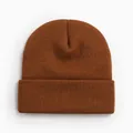 Gros plan d'un bonnet en tricot marron chaud montrant la texture douce de l'acrylique - Style Tricoté à Bord Replié / Marron