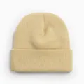 Gros plan d'un bonnet en maille acrylique beige chaud avec revers classique - Style Tricoté à Bord Replié / Beige