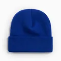 Détail d'un bonnet en maille côtelée bleu roi avec revers chaud pour l'hiver - Style Tricoté à Bord Replié / Bleu lac