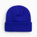 Vue détaillée de la texture d'un bonnet en maille acrylique bleu roi pour l'hiver - Style Tricoté à Bord Replié / Bleu