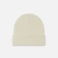 Vue détaillée d'un bonnet en tricot blanc cassé doux avec un design de revers classique - Style Tricoté à Bord Replié / Blanc Cassé