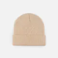 Détail d'un bonnet en maille beige chaud et très doux avec une texture côtelée unie. - Style Tricoté à Bord Replié / Beige