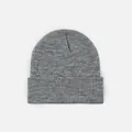 Gros plan d'un bonnet en tricot gris classique doté d'une texture côtelée douce pour l'hiver - Style Tricoté à Bord Replié / Gris clair