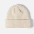Détail en gros plan d'un bonnet en maille côtelée crème doux pour l'automne-hiver. - Style Tricoté à Bord Replié / Blanc (325)