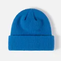 Gros plan détaillé d'un bonnet en tricot bleu montrant sa texture côtelée douce - Style Tricoté à Bord Replié / Bleu Sarcelle