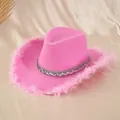 Vue détaillée d'un chapeau de cowboy rose avec plumes élégantes et sequins brillants. - M (56-58cm) / Rose