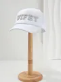 Dettaglio di un cappello da sposa bianco con scritte WIFEY in perle e velo fluente elegante - M(56-58cm) / Stile Lettera WIFEY Bianco